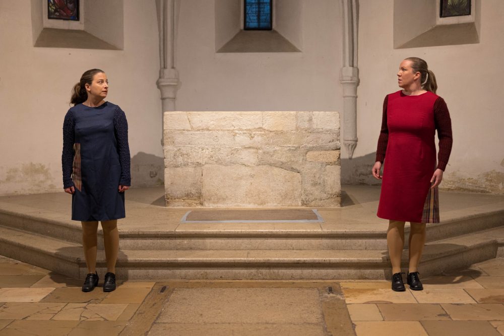 Szenenfoto aus "weiter leben - eine Jugend", zwie Frauen in der Ruprechtskirche