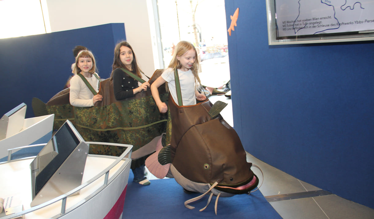 Frida, Sofia und Amina gemeinsam im Wels-Kostüm