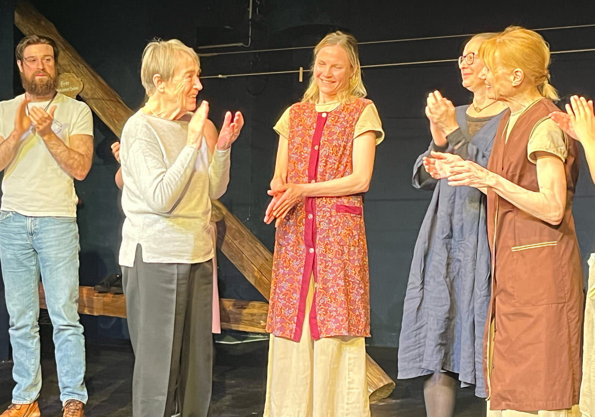 Schriftstellerin Renate Welsh applaudiert den Schauspieler:innen