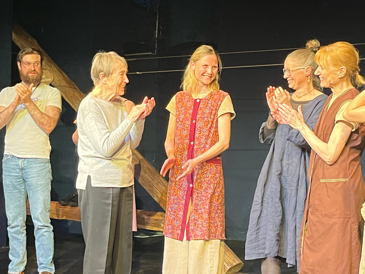 Schriftstellerin Renate Welsh applaudiert den Schauspieler:innen