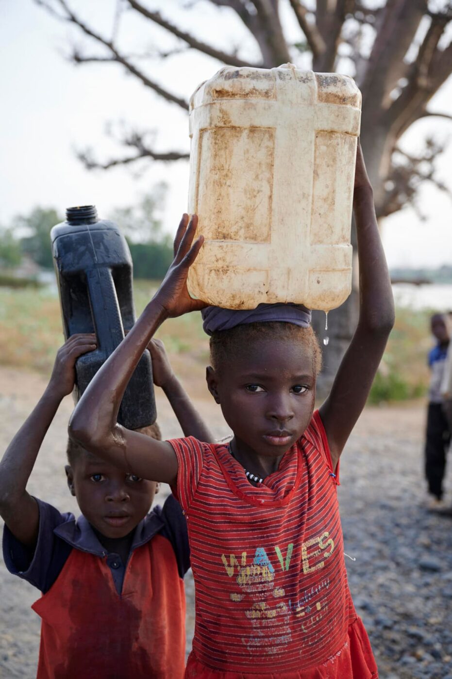 In diesen Kanistern tragen Kinder schon von der Unicef gefiltertes Wasser von außerhalb des Dorfes Sami Mahmood Hami (Sudan) in ihren Ort Rosaries