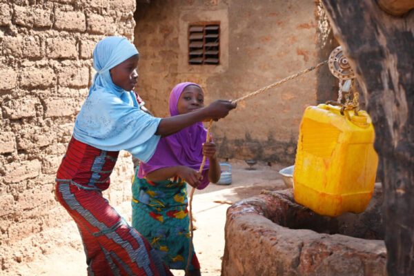Kinder schöpfen Wasser aus dem Brunnen in Dedougou, im Westen Burkina Fasos