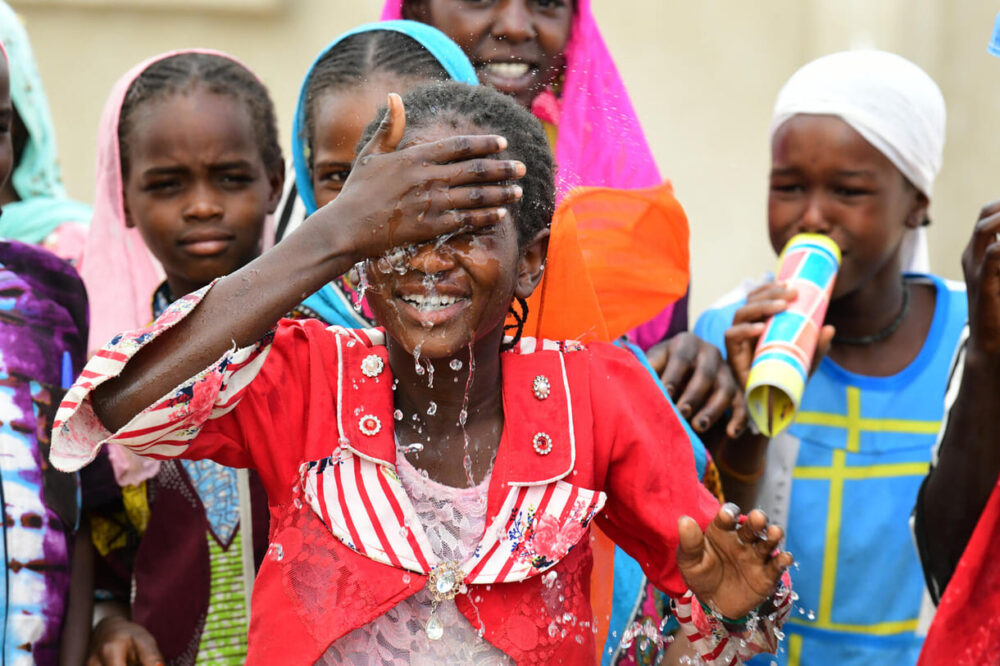 Hier im Westen Tschads hat Unicef auf dem Spielplatz der Schule in Bol für sauberes Wasser gesorgt