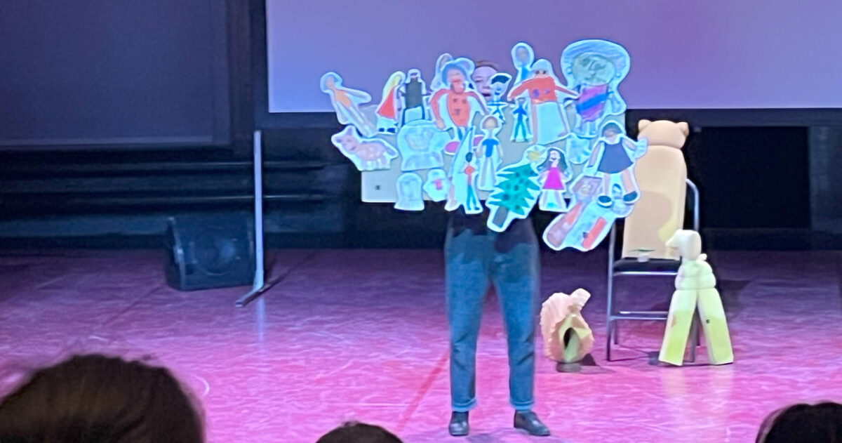 Szenenfoto aus dem Ausschnitt von "Wen kümmert’s?!" von "uantuzten theaterkollektiv" beim Schaufenster im Rahmen des Jungspund-Festivals 2026