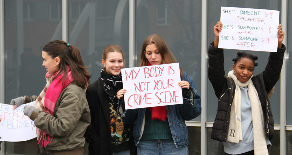 Vielfältige handgeschriebene Plakate brachten die Schüler:innen zur Aktion mit