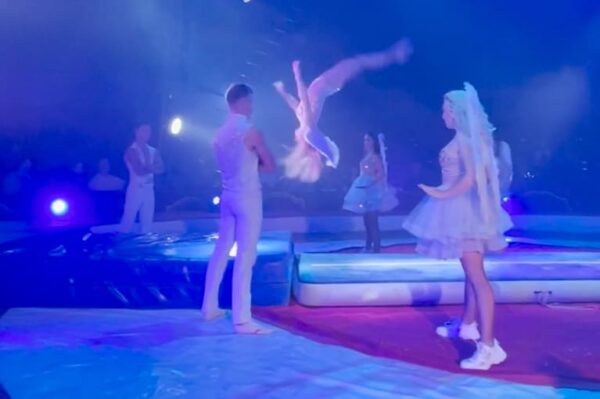 White Angels aus der Ukraine im Circus Louis Knie
