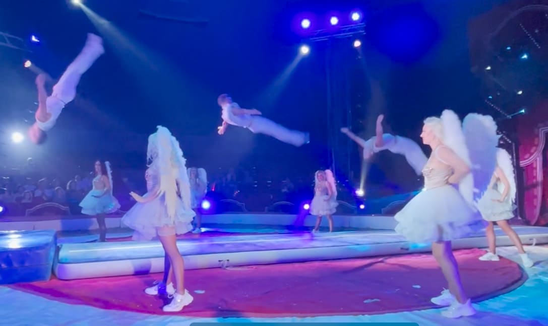 White Angels aus der Ukraine im Circus Louis Knie
