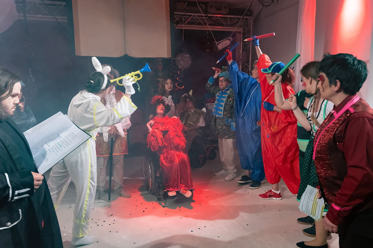 Szenenfoto aus "Who eh F*ck is Alice?!" von Theater Delphin