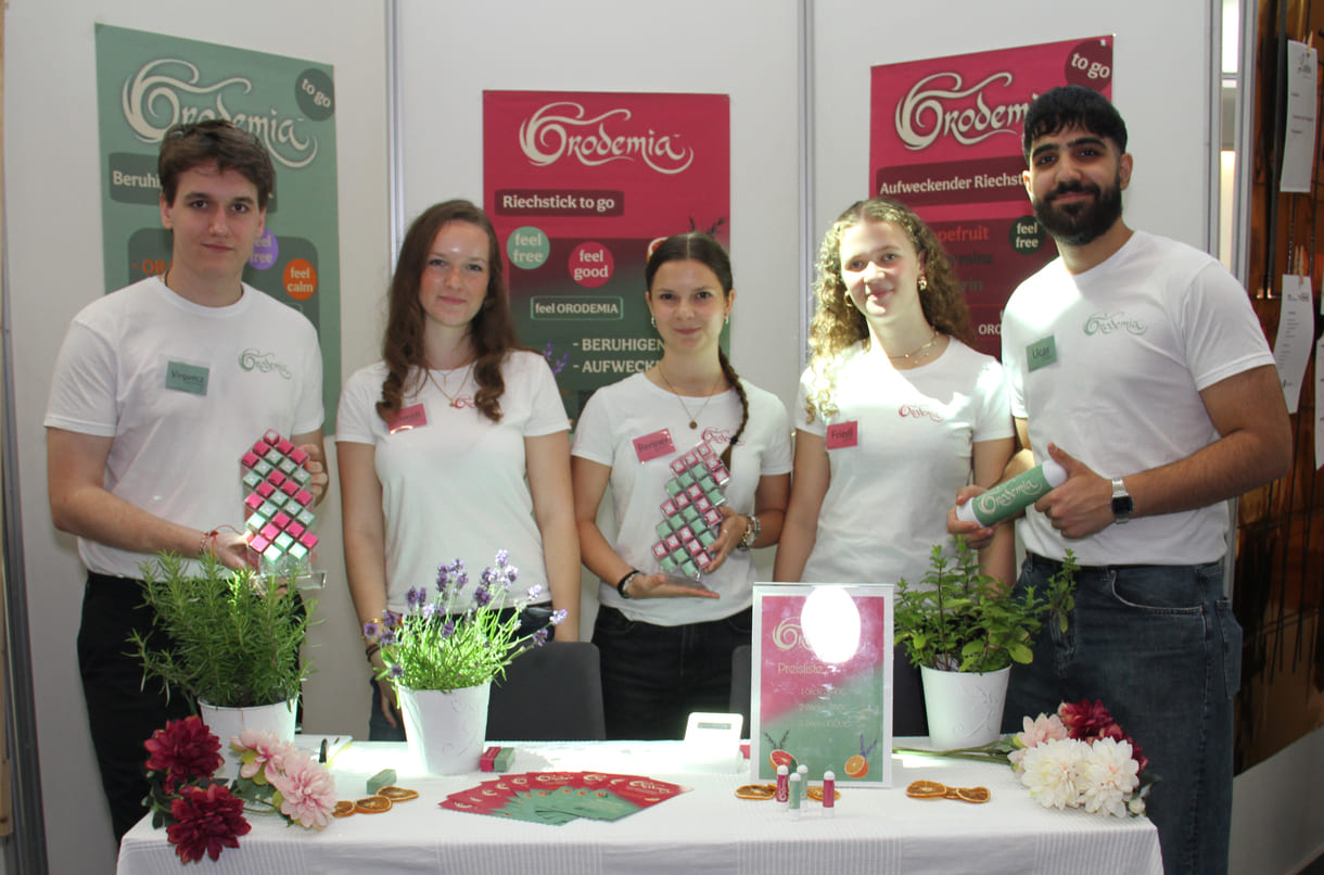 Virovecz Koppany, Lucia Schmidt, Leonie Renner, Linda Friedl und Uçar Tahir produzierten mit ihren Kolleg:innen Riech-Sticks