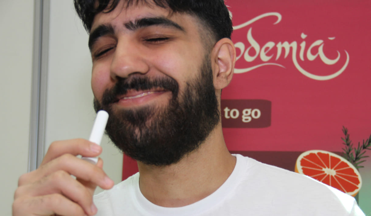 Posierendes Riechen an den selber produzierten Sticks fürs Foto