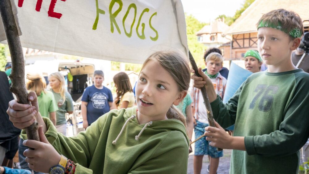 Foto aus dem Film "Willi und die Wunderkröte": Kinder demonstrieren für die Rettung der Frösche und Körten