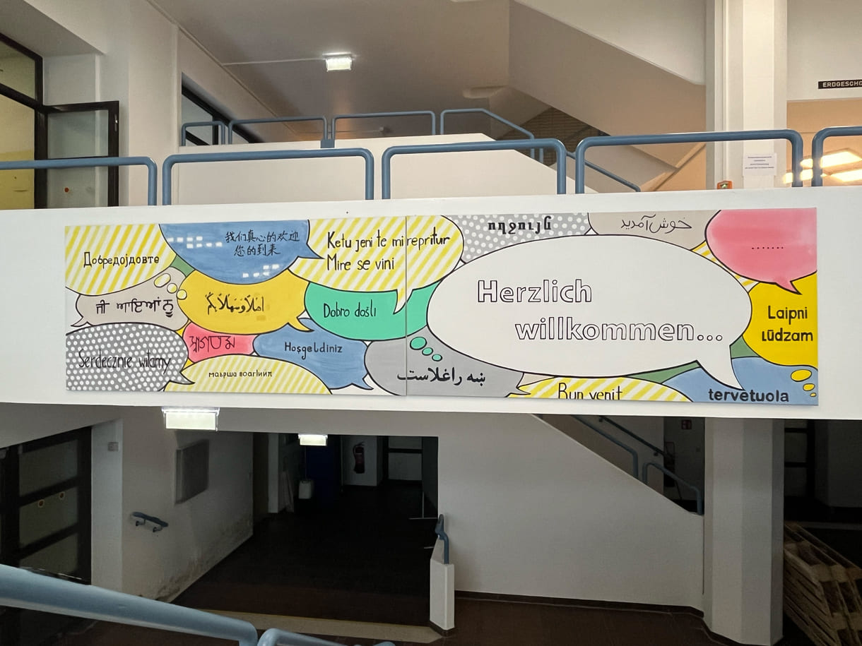 Vielsprachige Willkommens-Grüße beim Eingang der Schule
