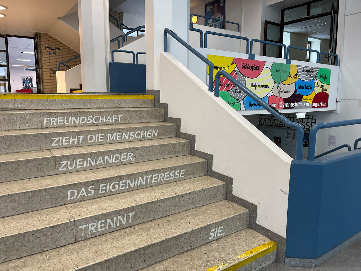 Vielsprachige Willkommens-Grüße beim Eingang der Schule