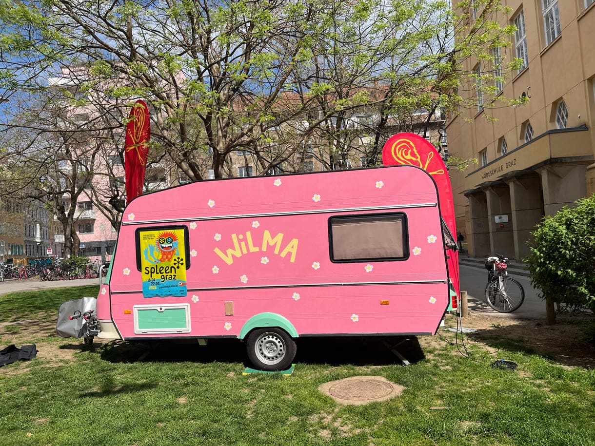(Radio-)Wohnwagen Wilma vor dem taO!, dem Theater am Grazer Ortweinplatz