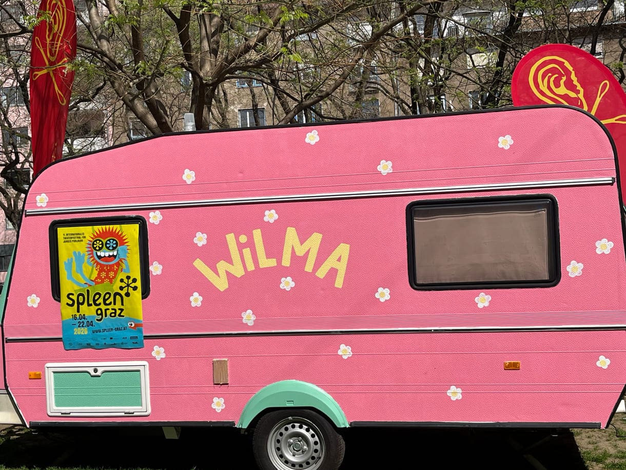 (Radio-)Wohnwagen Wilma vor dem taO!, dem Theater am Grazer Ortweinplatz