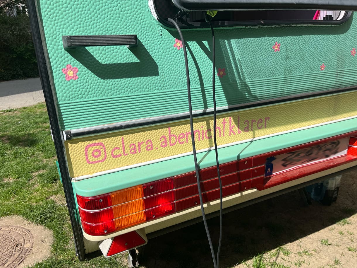 (Radio-)Wohnwagen Wilma vor dem taO!, dem Theater am Grazer Ortweinplatz