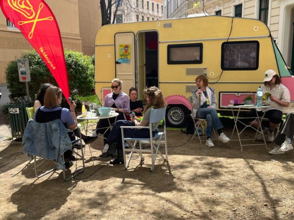 (Radio-)Wohnwagen Wilma vor dem taO!, dem Theater am Grazer Ortweinplatz