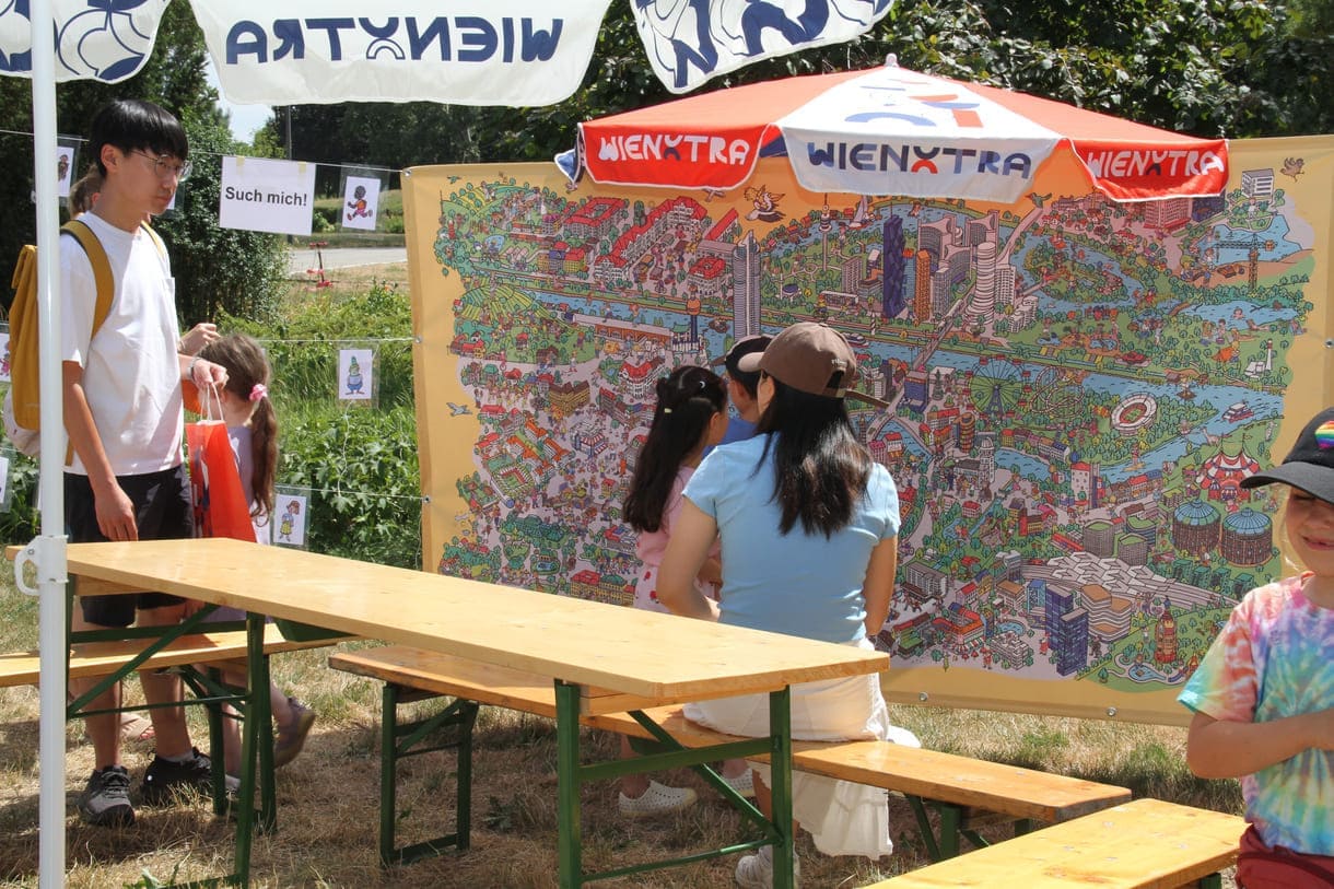 Bilder auf dem großen Wimmelbild finden - in Klein zum mitnehmen, samt Kunststoff-Lupe