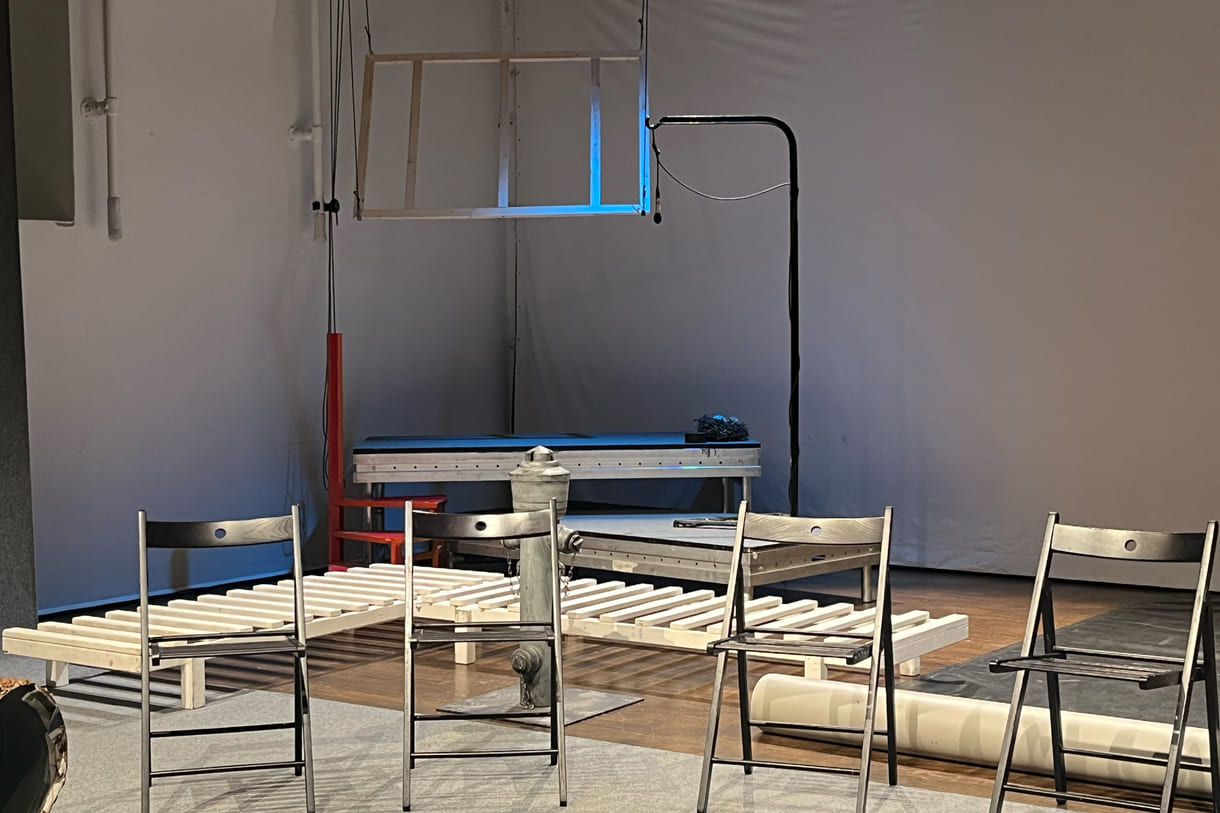 Bühnenbild (von Nike Hartmond) des Stücks 