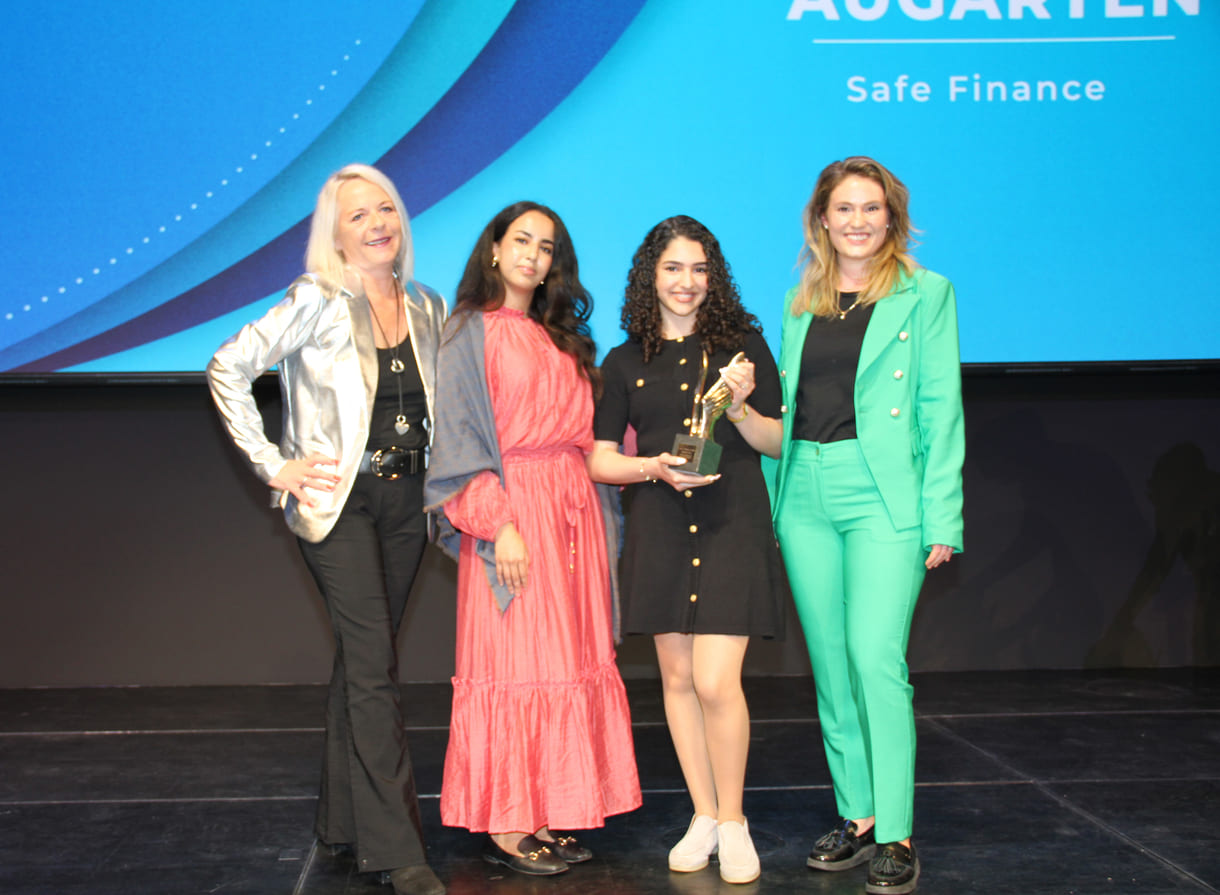 Sarah-Lee Kuyenov und Fatma Elhamrouni, die gemeinsam mit Gabriel Abramov die App 