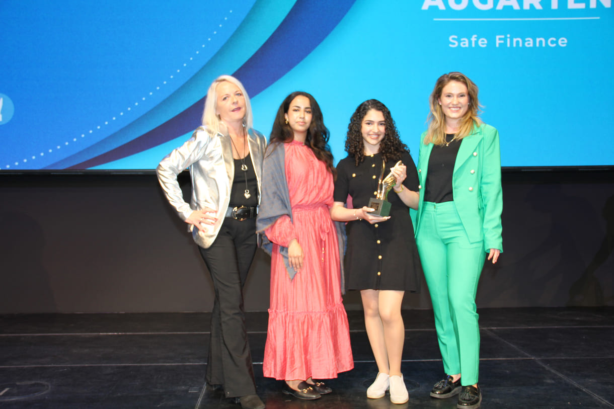Sarah-Lee Kuyenov und Fatma Elhamrouni, die gemeinsam mit Gabriel Abramov die App 