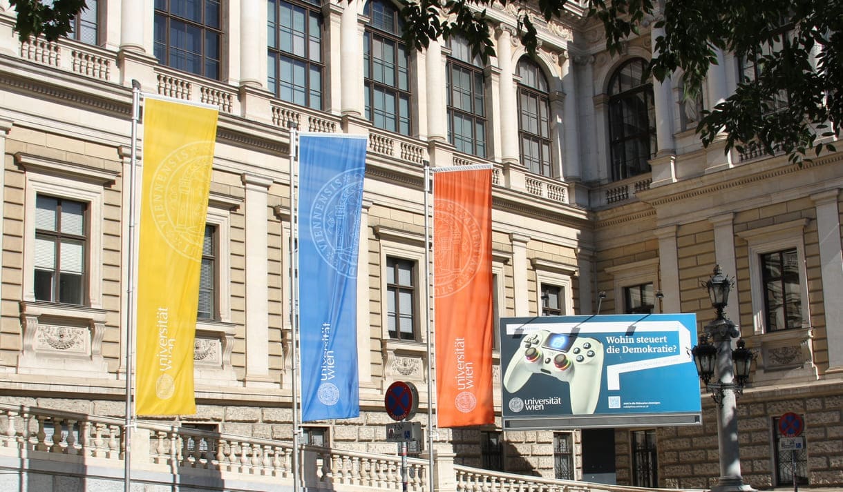 An der Uni-Rampe großes Plakat mit de Semesterfrage: 