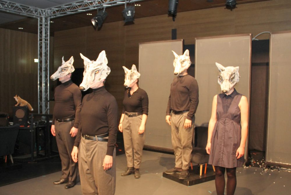 Alle können zu bösen Wölfen werden - nachgestellte Szene aus dem Stück "Hannah Arendt auf der Bühne" von Theater Agora Belgien) beim Gastspiel im Parlametn (Wien)