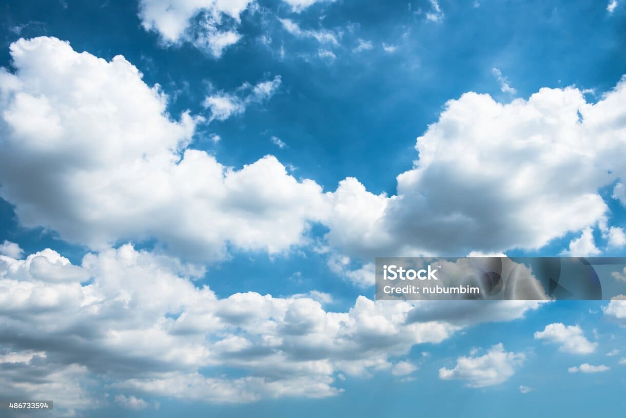 Wolken am blauen Himmel