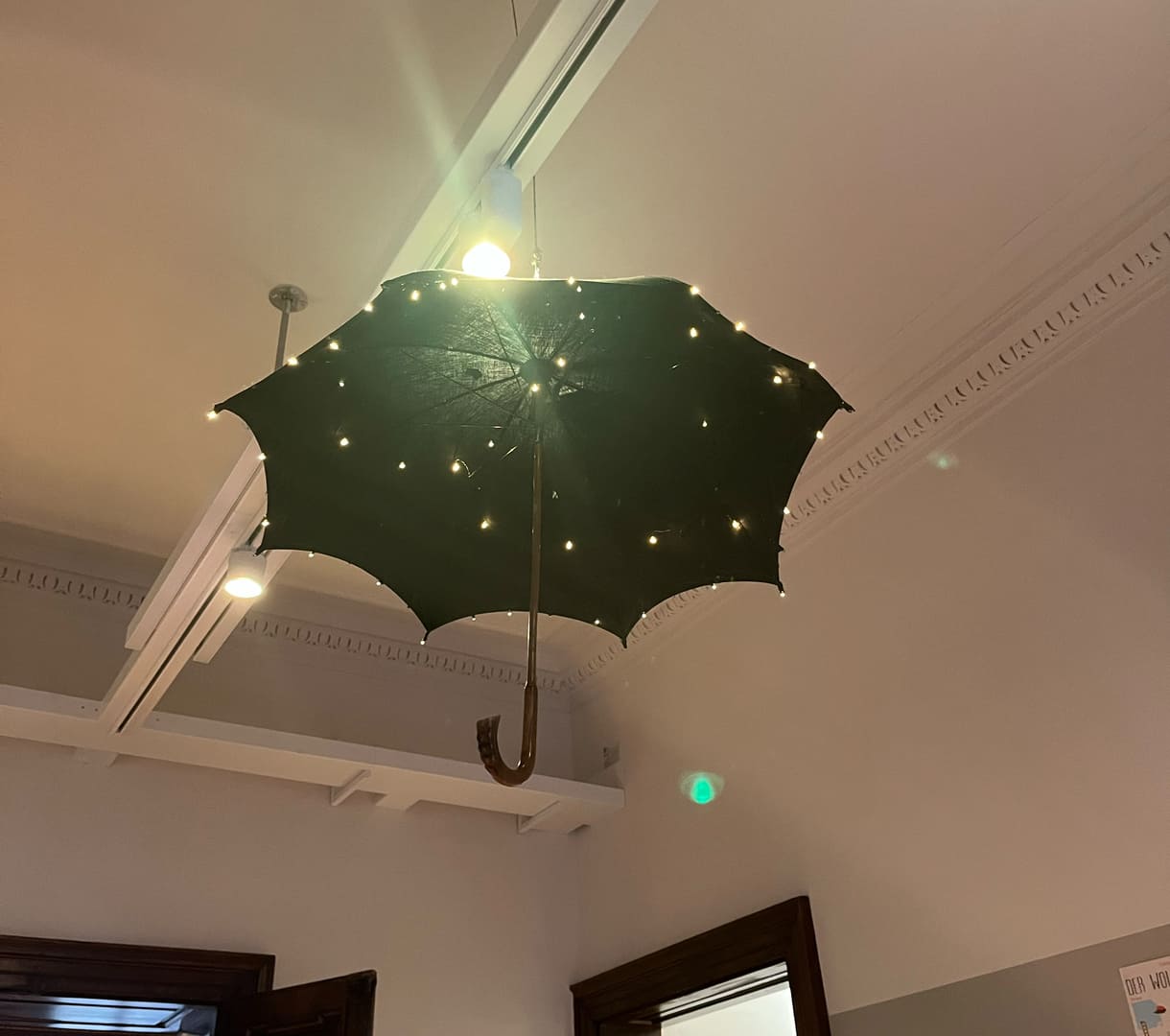 Ein Lichter-Schirm im Foyer