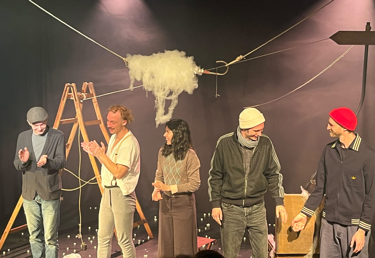 Verbeugung des Performers und einiger aus dem Team hinter, vor und neben der Bühne