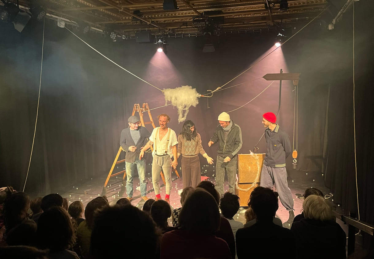 Verbeugung des Performers und einiger aus dem Team hinter, vor und neben der Bühne