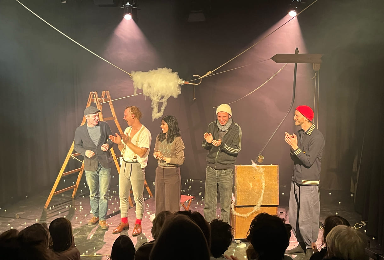 Verbeugung des Performers und einiger aus dem Team hinter, vor und neben der Bühne