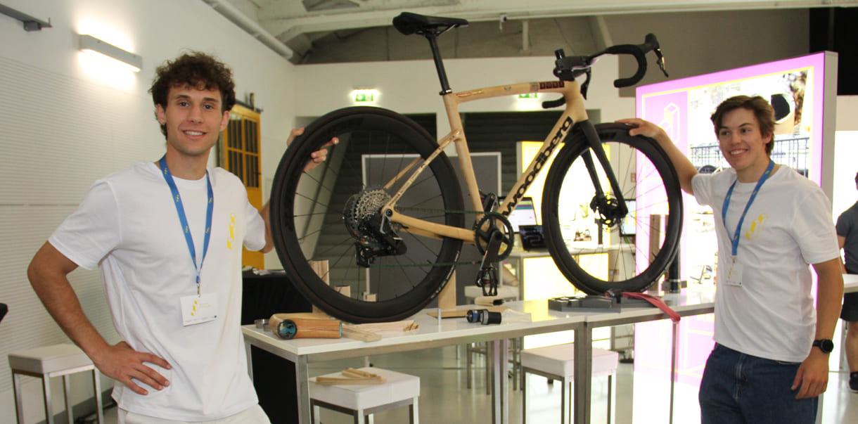 Adrian Müller und Vincenz Sonderegger mit ihrem holzummantelten Karbon-Rahmen-Rennrad