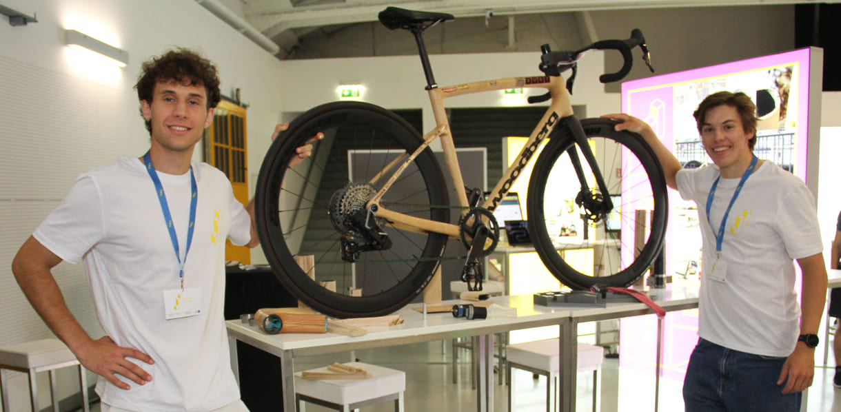 Adrian Müller und Vincenz Sonderegger mit ihrem holzummantelten Karbon-Rahmen-Rennrad