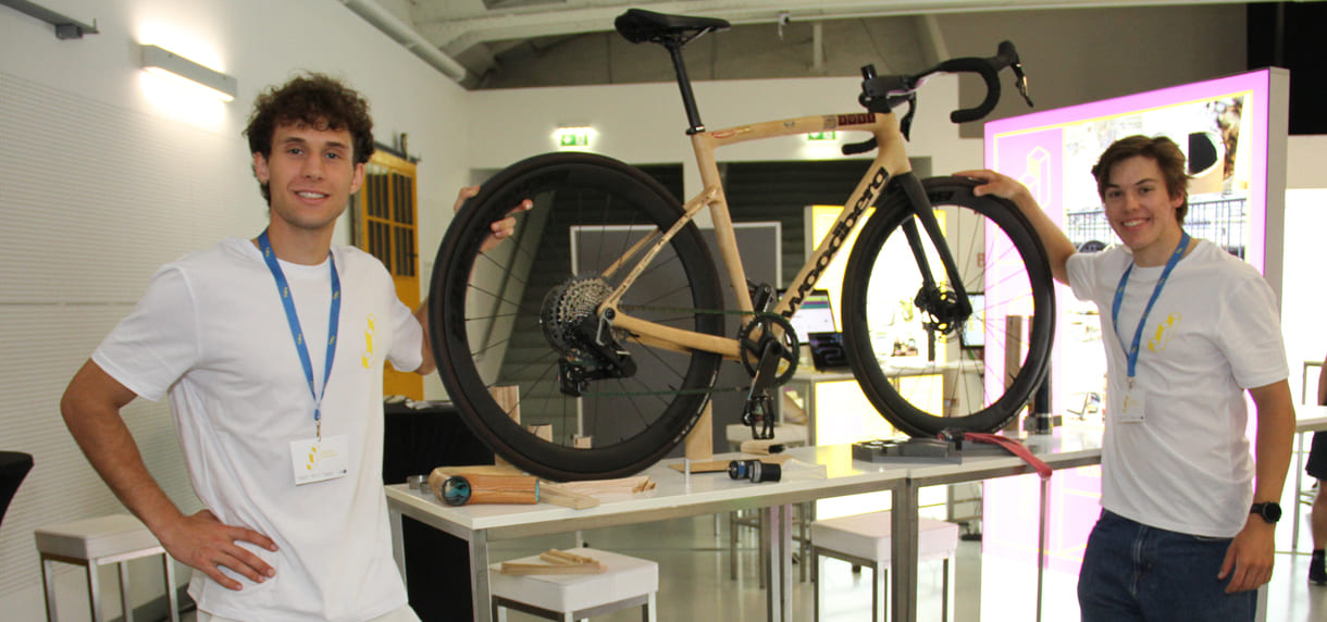 Adrian Müller und Vincenz Sonderegger mit ihrem holzummantelten Karbon-Rahmen-Rennrad