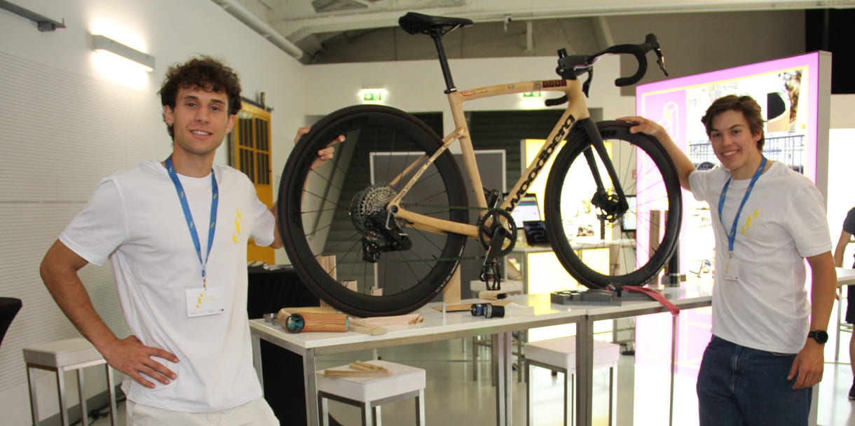 Adrian Müller und Vincenz Sonderegger mit ihrem holzummantelten Karbon-Rahmen-Rennrad