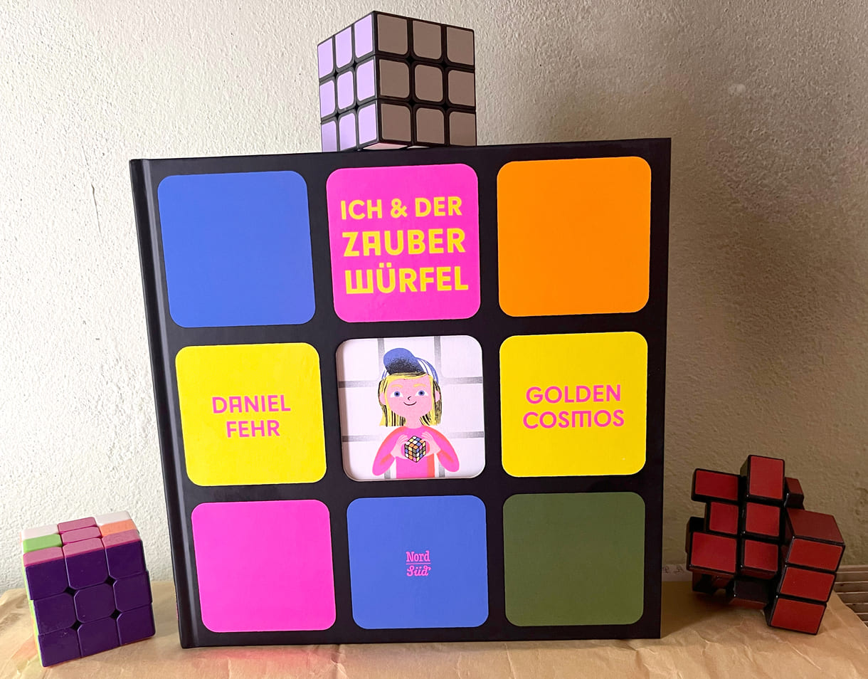 Buch über den Zauberwürfel und verschiedene Rubik's Cubes