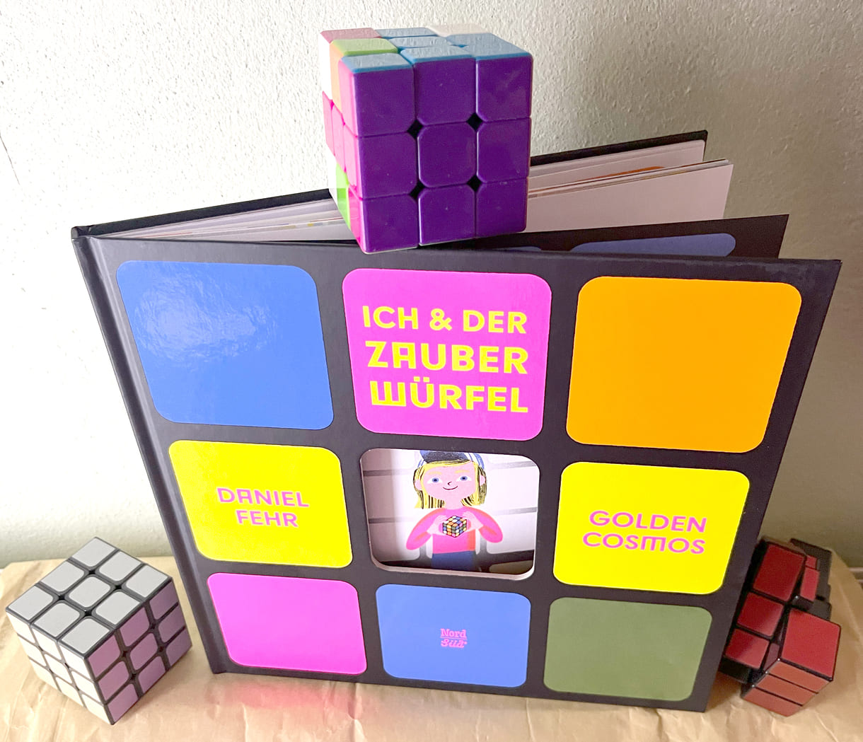 Buch über den Zauberwürfel und verschiedene Rubik's Cubes