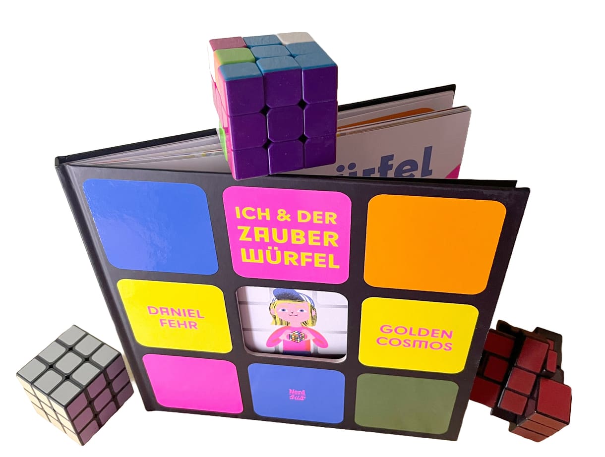 Buch über den Zauberwürfel und verschiedene Rubik's Cubes