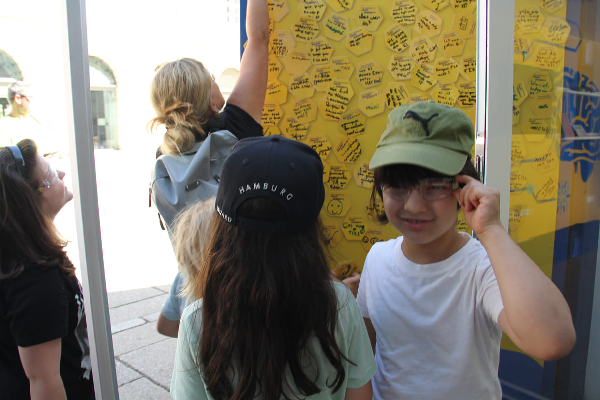 Eine Wand für Forschungs-Wünsche der Besucher:innen