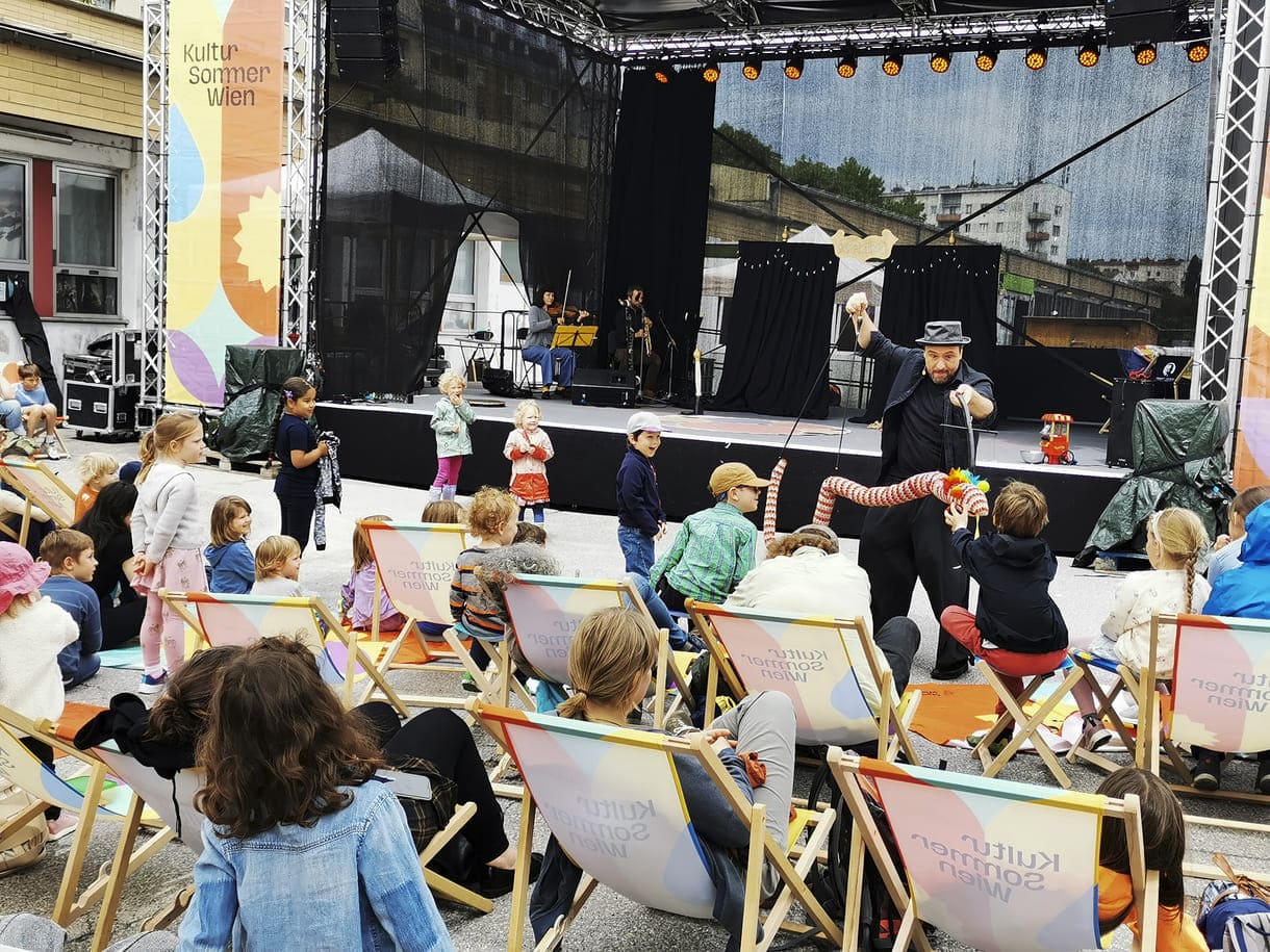 Puppenspieler nah am Publikum - und Live-Musiker:innen im Hintergrund