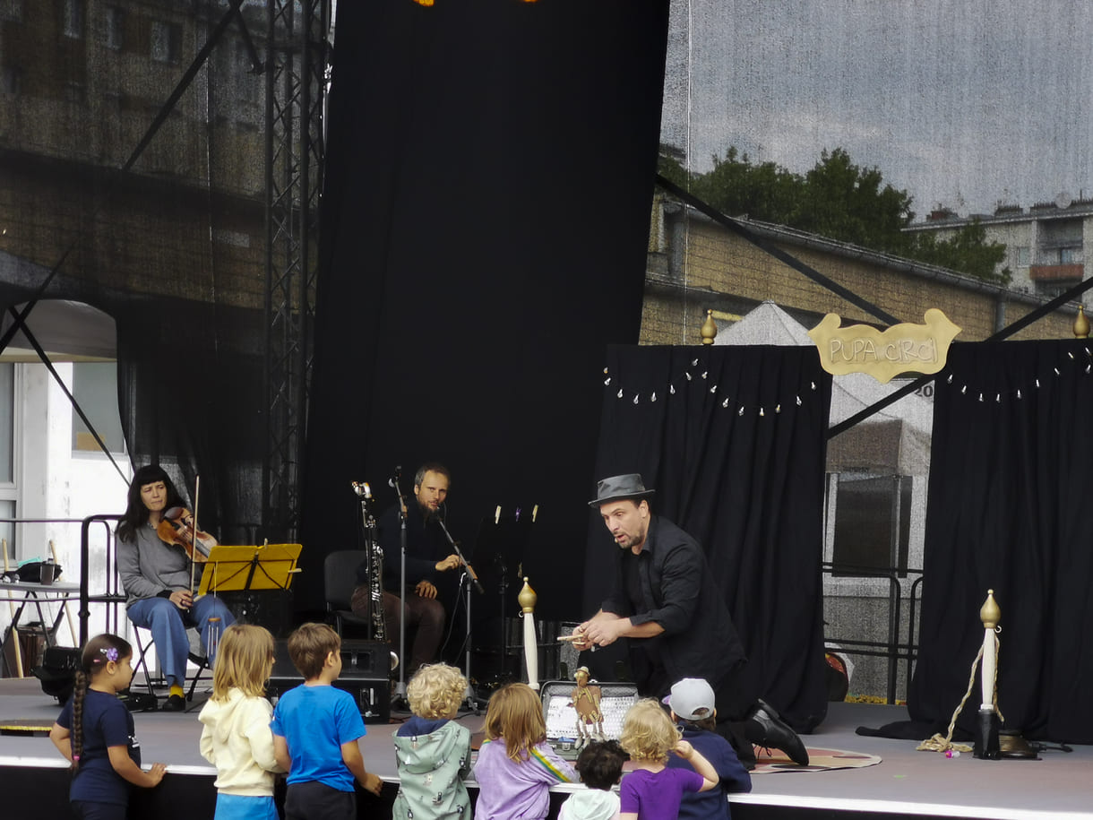 Puppenspieler nah am Publikum - und Live-Musiker:innen im Hintergrund