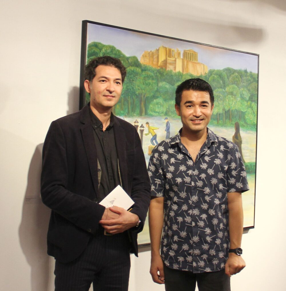 Autor Asef Hossaini und der bildende Künstler Zaker Soltani in der Ausstellung des zuletzt Genannten