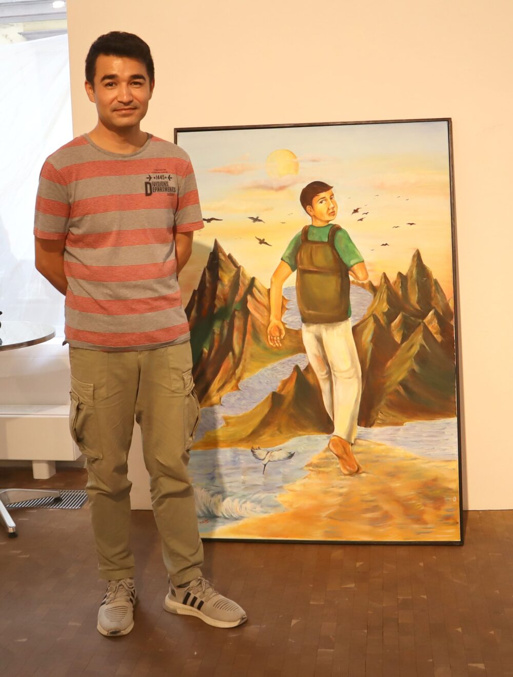 Zaker Soltani mit seinem gemalten Bild vom Moment des - zwangsweisen - Aufbruchs