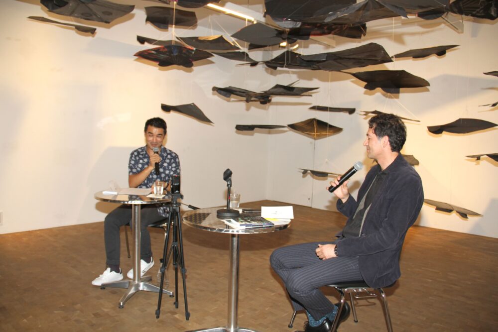 Autor Asef Hossaini und der bildende Künstler Zaker Soltani in der Ausstellung des zuletzt Genannten
