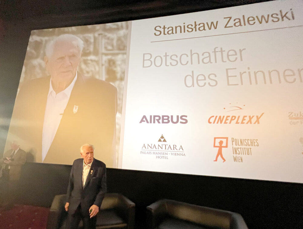 Stanisław Zalewski im Kino - im Hintergrund groß ein Bild von ihm aus dem Film