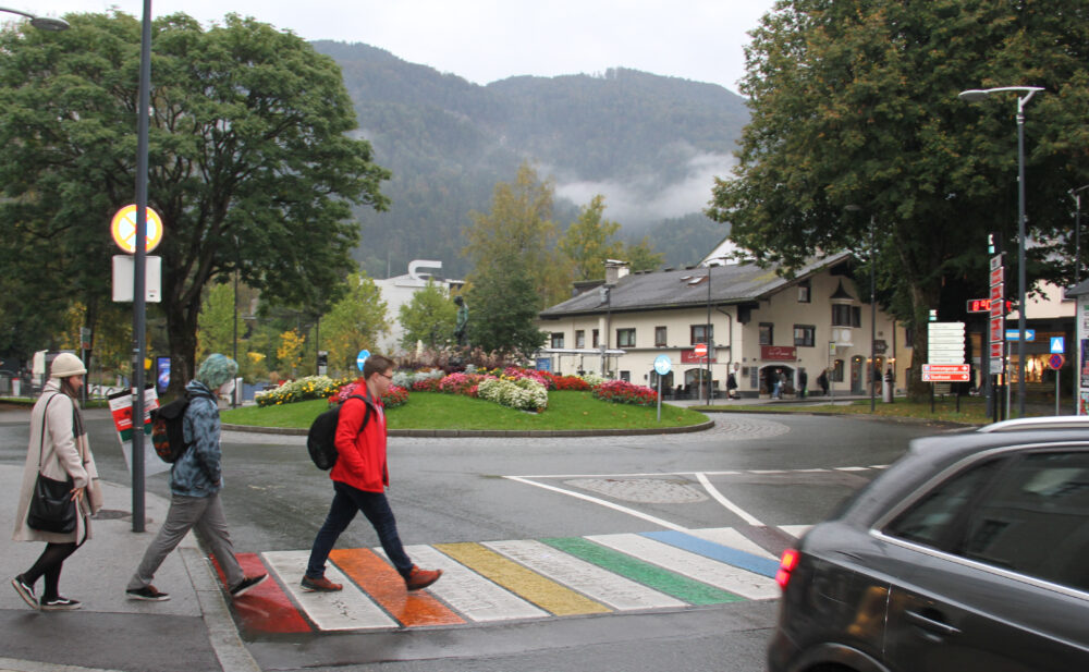 regenbogenbunter Zebrastreifen in Kufstein (Tirol)