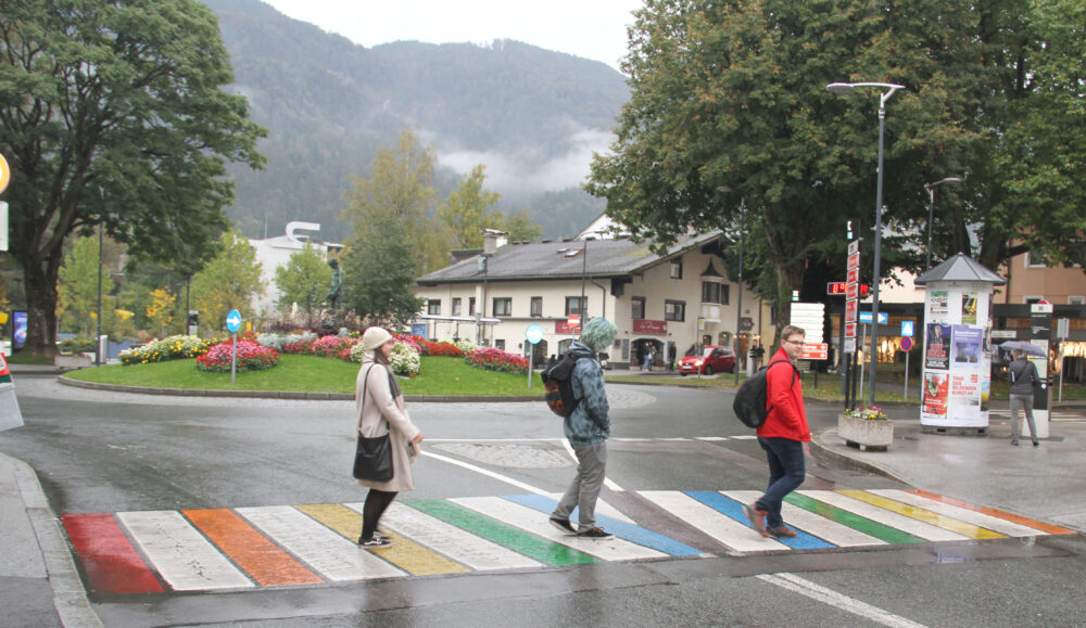 regenbogenbunter Zebrastreifen in Kufstein (Tirol)