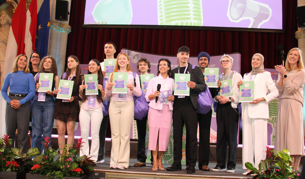 Die zehn Finalist:innen mit auf dem Foto ORF-Vertreterinnen