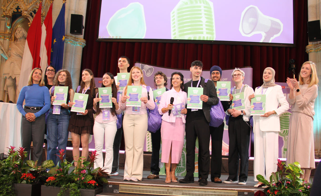Die zehn Finalist:innen mit auf dem Foto ORF-Vertreterinnen